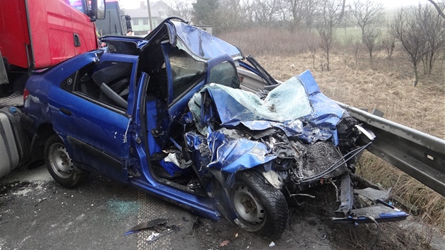 Vn dopravn nehoda mezi kamionem Scania a osobnm vozem Citren Saxo u Velk Polomi mezi Ostravou a Opavou. (8. bezna 2013)