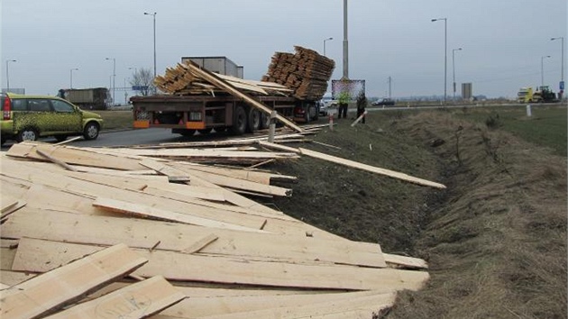 Z nklaku se na kruhovm objezdu vysypala vtina devnch prken, kter vezl.