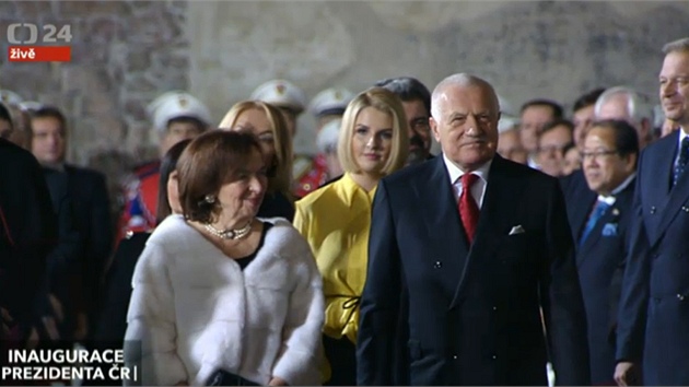 Václav Klaus s manelkou picházejí do Vladislavského sálu