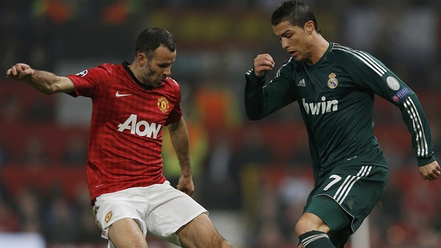 Cristiano Ronaldo z Realu Madrid (vpravo) a Ryan Giggs z Manchesteru United v osmifinlov odvet Ligy mistr.