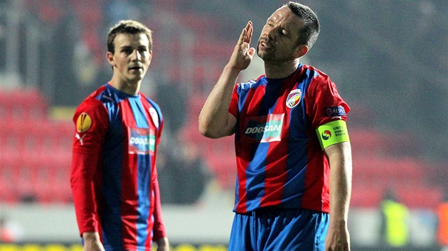 DAL BYCH SI FACKU Plzesk kapitn Pavel Horvth (vpravo)  a jeho spoluhr Vladimr Darida po zpase osmifinle Evropsk ligy s Fenerbahce.