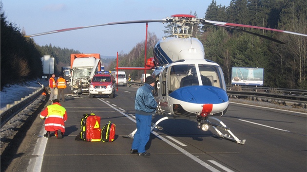 Dosednut vrtulnku zchran na dlnici z dvodu transportu zrannho idie do jihlavsk nemocnice si vydalo uzaven dlnice ve smru na Brno.