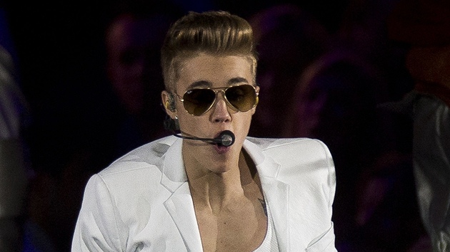 Justin Bieber na koncertě v londýnské O2 Aréně, březen 2013.