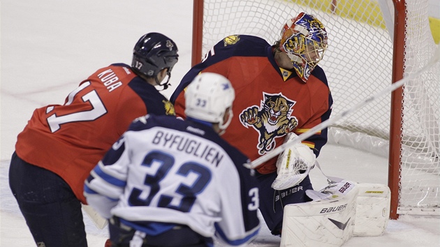 ZAPADL TAM. Obrnce Floridy Filip Kuba neuetil svho branke glu, kter vstelil Dustin Byfuglien z Winnipegu. 