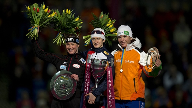 STUPN VTZ. Martina Sblkov po triumfu v celkovm poad Svtovho pohru na dlouhch tratch, vlevo druh Claudia Pechsteinov, vpravo tet Diane Valkenburgov. 