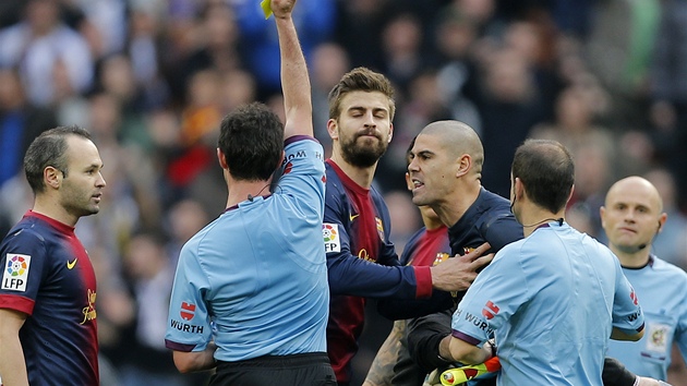 Barcelonsk brank Victor Valds (nakrtko stien) dosal ervenou kartu po skonen zpasu, protoe u rozhodho protestoval proti neodpskn penalty.