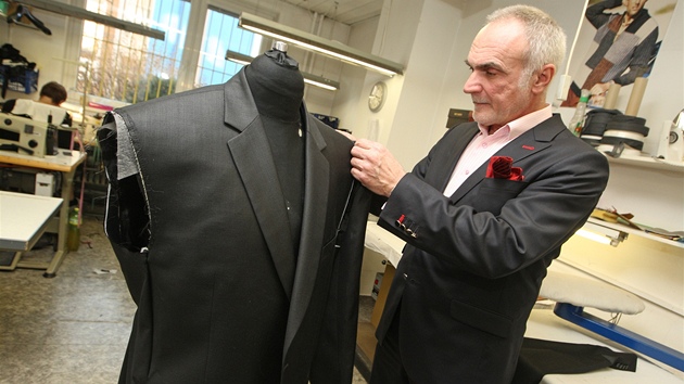 Zlnsk krej Jaroslav Mejta pipravuje inauguran oblek pro budoucho prezidenta Miloe Zemana.
