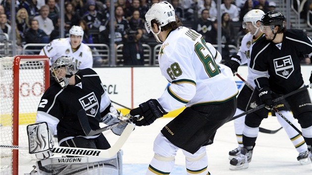 Jaromír Jágr z Dallasu pekonává gólmana Jonathana Quicka z Los Angeles. 