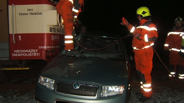 Na pejezdu mezi Mstcem Krlov a Brunicemi se stetl motorov vlak s osobnm autem (3. bezna 2013).