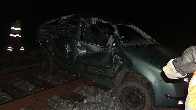 Na pejezdu mezi Mstcem Krlov a Brunicemi se stetl motorov vlak s osobnm autem (3. bezna 2013).