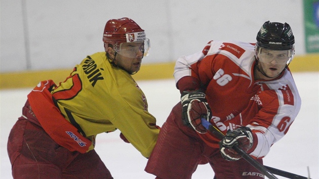 Olomouck hokejista Robin Stank (vpravo) v souboji s hradeckm Michalem Tvrdkem.