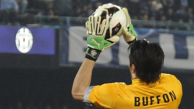 Gianluigi Buffon, brank Juventusu, zasahuje v duelu s Neapol.