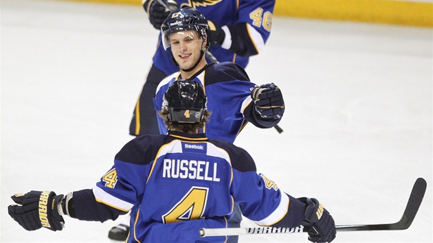 Vladimr Sobotka (uprosted) prv stl gl St. Louis, blahopej mu Kris Russell a Roman Polk.