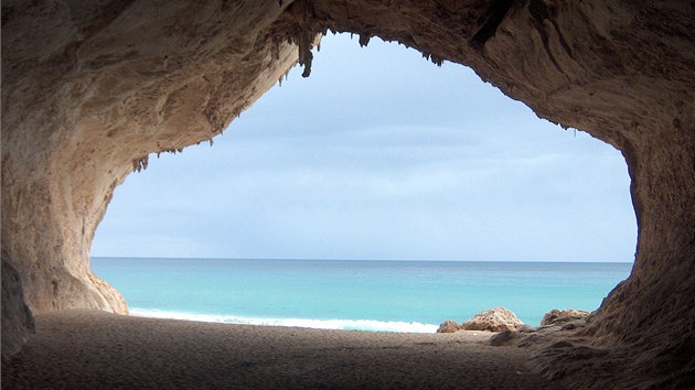 Jeskyn na plái Cala Luna
