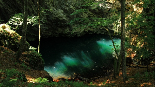 Lacul Dracului  tajemn jezero opeden mnoha mty a legendami