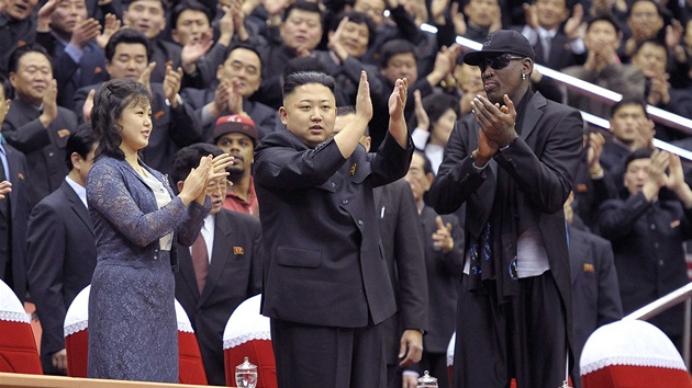 POTLESK. Dennis Rodman a Kim ong-Un vyrazili na basketbalov zpas. 