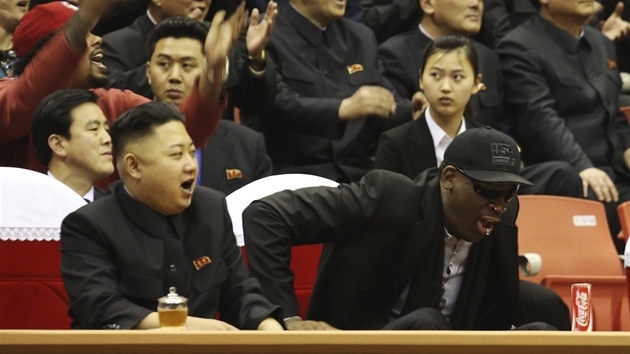 V LӎI. Kim ong-Un s Dennisem Rodmanem fand pi basketbalovm zpase. 