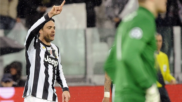 TO J. Alessandro Matri z Juventusu oslavuje svj gl proti Celtiku Glasgow.