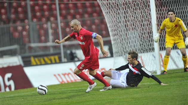 OBRANN SKLUZ. Slvista Milan Bortel si hld brnnskho tonka Petra vancaru (vlevo).