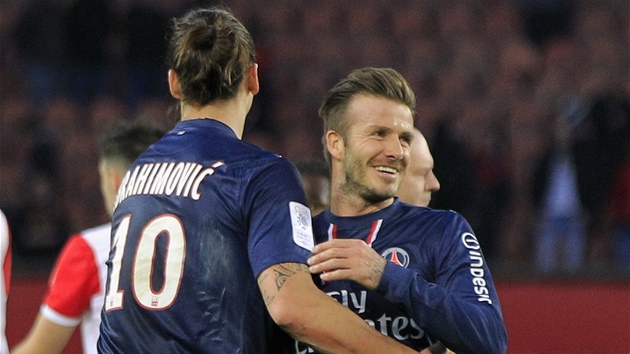 IBRA A BECKS. David Beckham (vpravo) gratuluje ke glu Zlatanu Ibrahimovicovi, spoluhri z PSG.
