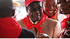 Prezident Mugabe se svou enou Grace u volební urny v roce 2013