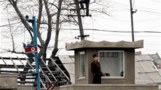 Severokorejtí vojáci na hranicích s ínou (8. bezna 2013)