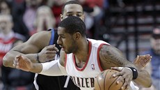 LaMarcus Aldridge z Portlandu drí mí, dostat se k nmu zatím neme Derrick