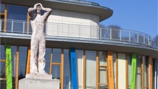 Socha ped moderní knihovnou v Dín pvodn stála na budov kulturního