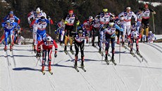 PELOTON. Balík závodník na trati 50 km pi MS v italském Val di Fiemme.