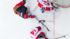 Momentka z duelu 1. hokejové ligy mezi Hradcem Králové a Olomoucí. Momentka z duelu 1. hokejové ligy mezi Hradcem Králové a Olomoucí.