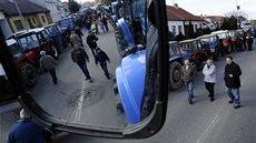 Zemdlci svými stroji vytvoili kolonu dlouhou 851,45 metru.