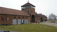 Nápis Práce osvobozuje nad vstupní branou do koncentraního tábora v Osvtimi.