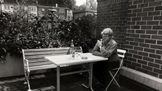 Max Frisch na terase svého bytu. Max Frisch na terase svého bytu.