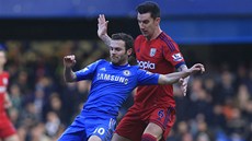 S OBRÁNCEM NA ZÁDECH. Juan Mata z Chelsea (vlevo) a Liam Ridgewell z West