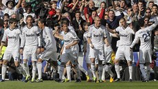 OSLAVA S FANOUKY. Fotbalisté Realu Madrid se radují z gólu do sít Barcelony.