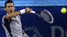 Novak Djokovi ve finále turnaje v Dubaji proti Tomái Berdychovi.