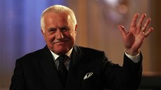 Odcházející prezident Václav Klaus se zdraví s lidmi, kteří dorazili na Odcházející prezident Václav Klaus se zdraví s lidmi, kteří dorazili na