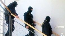 Maskovaní policisté přicházejí do sídla protikorupční policie v Ústí nad Labem, Maskovaní policisté přicházejí do sídla protikorupční policie v Ústí nad Labem,