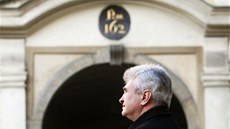 Milan Štěch přichází do budovy Senátu v Praze, kde by se dnes mělo rozhodnout, Milan Štěch přichází do budovy Senátu v Praze, kde by se dnes mělo rozhodnout,