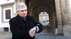 Milan Štěch před jednáním Senátu, na kterém by se mělo rozhodnout, jestli se Milan Štěch před jednáním Senátu, na kterém by se mělo rozhodnout, jestli se
