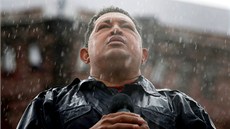 Na snímku z listopadu 2012 hovoří v dešti k lidem v rámci předvolební kampaně.... Na snímku z listopadu 2012 hovoří v dešti k lidem v rámci předvolební kampaně....