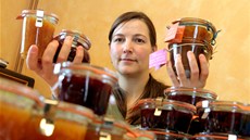 Blanka Milfaitová provozuje šumavskou Slunečnou kavárnu, od léta 2012 vyrábí... Blanka Milfaitová provozuje šumavskou Slunečnou kavárnu, od léta 2012 vyrábí...