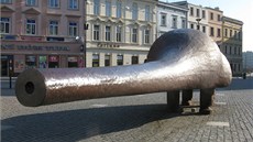 Plechová plastika špióna stojí na Dolním náměstí v Opavě. Plechová plastika špióna stojí na Dolním náměstí v Opavě.