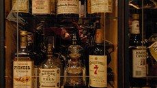 Zloději si v táborském supermarketu vybírali drahé lahve whisky. (ilustrační Zloději si v táborském supermarketu vybírali drahé lahve whisky. (ilustrační