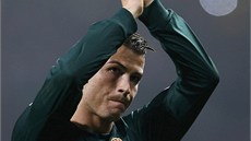 Cristiano Ronaldo z Realu Madrid se louí s diváky po zápase Ligy mistr na...