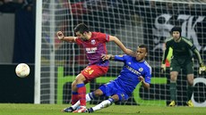 PENALTA  Ryan Bertrand z Chelsea fauluje Raul Rusesca ze Steaua Bukure v