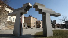 Krom sochy samotného skladatele socha Jan Koblasa do parku zakomponoval i...