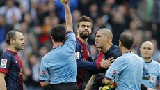 Barcelonský branká Victor Valdés (nakrátko stiený) dosal ervenou kartu po...