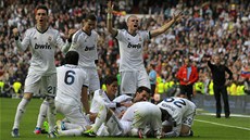 Fotbalisté Realu Madrid se radují ze vstřeleného gólu. Fotbalisté Realu Madrid se radují ze vstřeleného gólu.