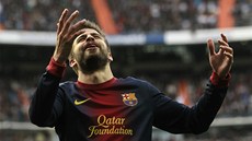 Obránce Gerard Piqué z Barcelony se smje rozhodnutí sudího.